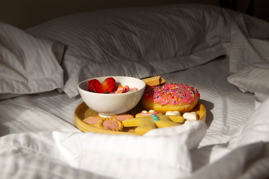 Incluir estos alimentos puede ayudarte a tener noches más tranquilas y reparadoras. Foto: Freepik