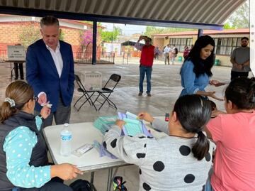 Santiago Nieto emite su voto en Querétaro; llama a fortalecer la democracia con participación ciudadana