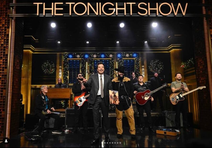 Carín León con Jimmy Fallon. / Foto: Instagram.