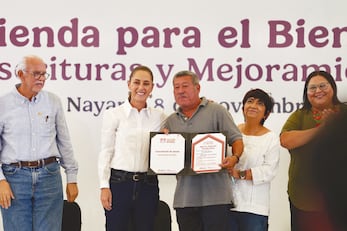 La presidenta Claudia Sheinbaum entregó constancias de reducción de saldos a acreditados del Infonavit. Foto: Especial