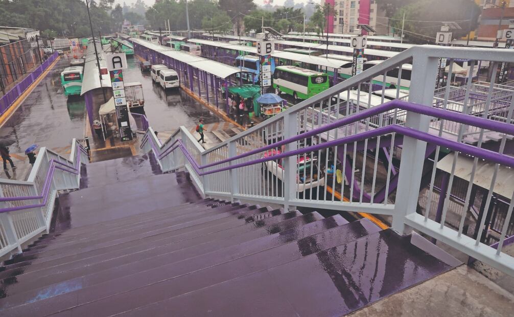 El paradero de Huipulco, frente al Estadio Azteca, también recibió el color morado en los puentes de acceso. Foto: Fernanda Rojas/ EL UNIVERSAL