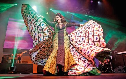 Pasan la charola para hacer su show