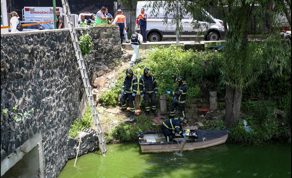 El cuerpo de una mujer fue encontrado flotando en el Canal Nacional en las inmediaciones del pueblo de Culhuacán, alcaldía de Coyoacán, el 5 de agosto de 2025. Foto: Luis Camacho/EL UNIVERSAL