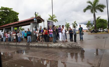 CFE reanuda 50% de electricidad tras "Patricia"