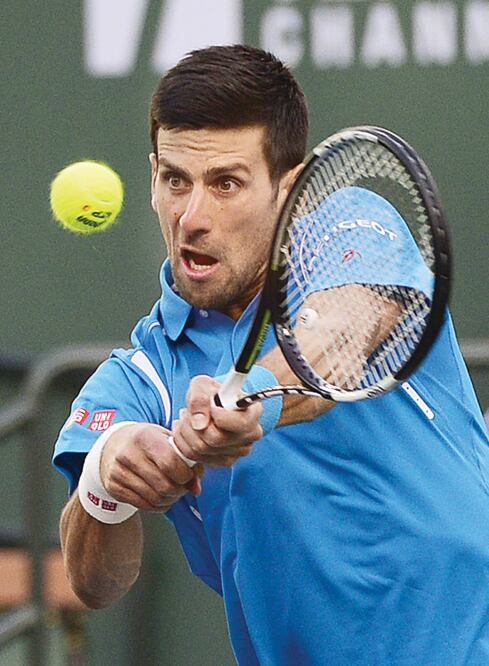 Novak Djokovic superó con apuros la segunda ronda en Indian Wells (MIKE NELSON. EFE)