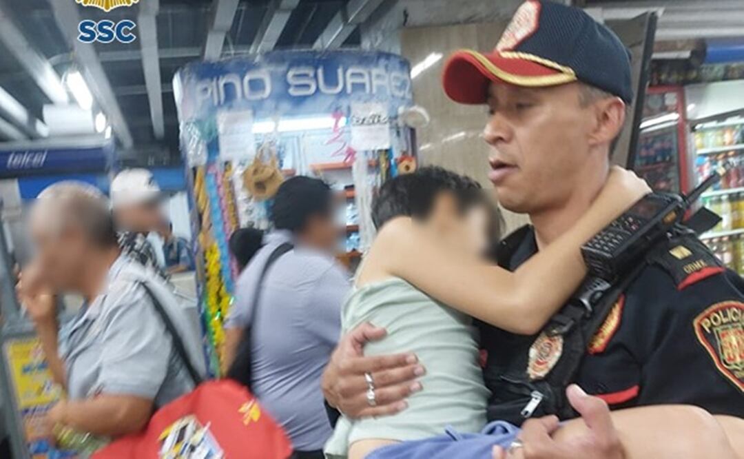 Policía auxilia a niño desmayado por golpe de calor en estación Pino Suárez del Metro de CDMX. Foto: Especial