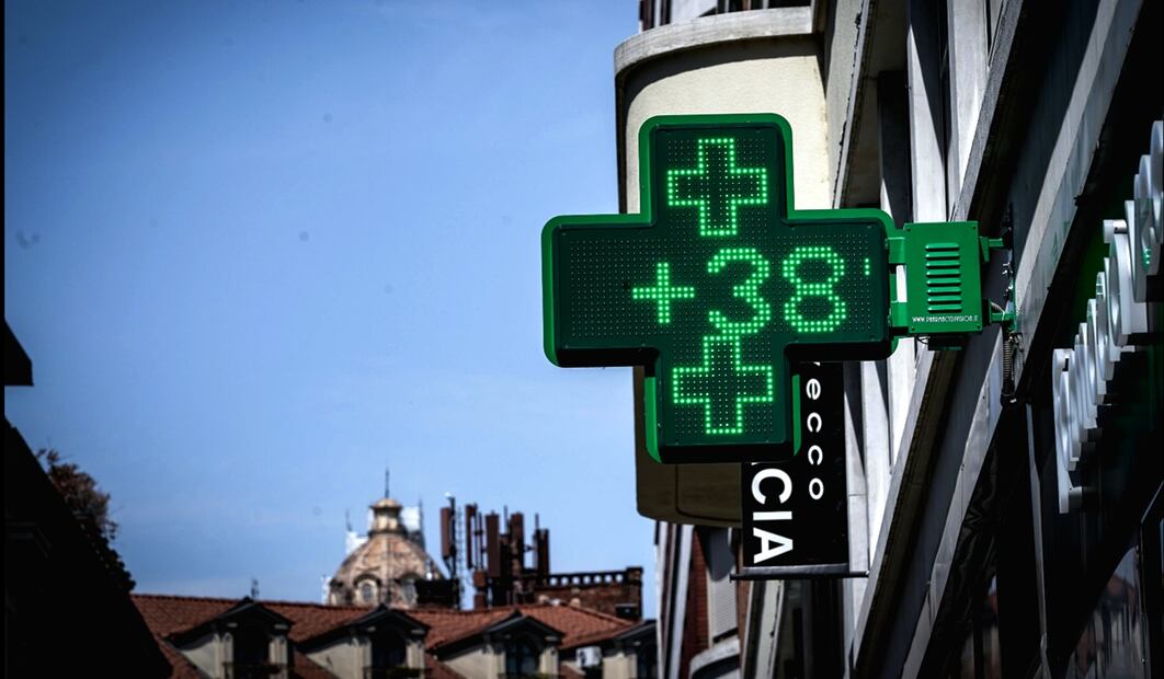 Una pantalla indica 38+ en Turín, Italia, el martes 1 de julio de 2025. El Ministerio de Salud italiano declaró alerta roja en todo el país debido a las temperaturas extremas. Foto: EFE