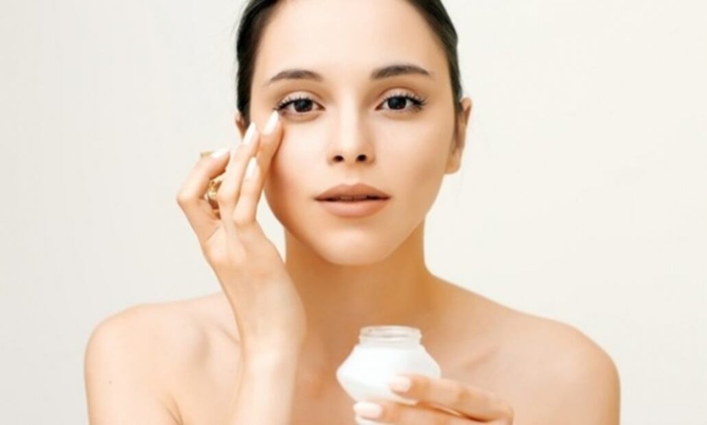 Cómo aplicar correctamente las cremas para contorno de ojos