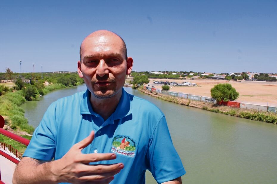 Ernesto Zambrano dice que se han acentuado desviaciones sobre el cauce del río en los últimos meses. Foto: Especial