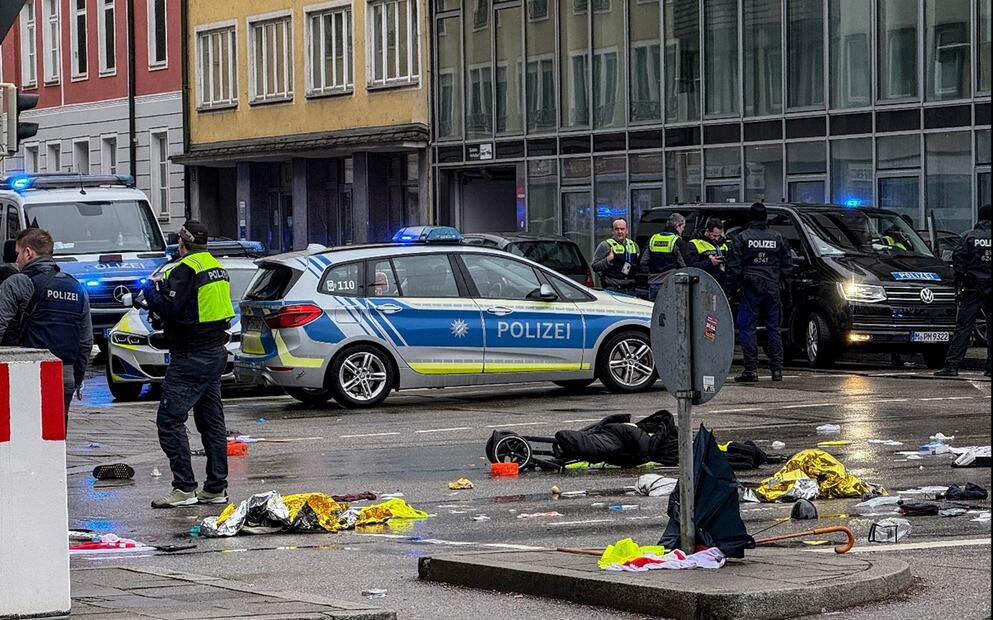 Servicios de emergencia atienden a personas tras un atropellamiento en Munich, Alemania, el jueves 13 de febrero de 2025. Foto: EFE