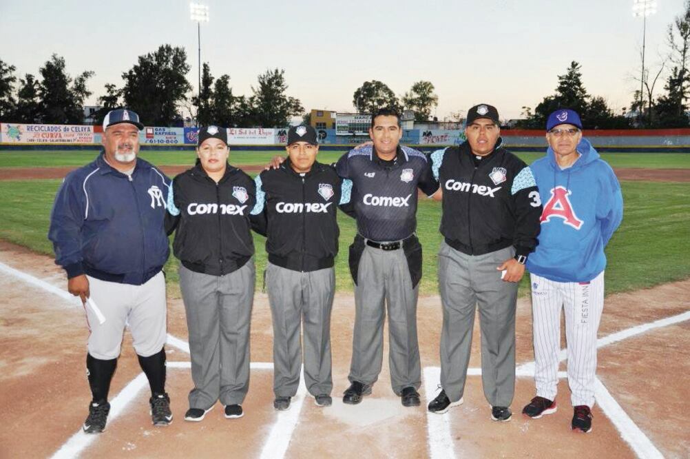 Pasó a la historia como la primera mujer en aparecer en un partido oficial de la LMB como ampayer (FOTOS: LUZ ALICIA GORDOA)
