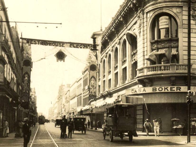 Las calles Coliseo Viejo y Espíritu Santo cambiaron sus nombres en 1928, a los actuales 16 de septiembre e Isabel la Católica. En esa época, como se ve en la imagen, no estaba el acceso al eventual Sanborns en la esquina del edificio. Colección Villasana.
