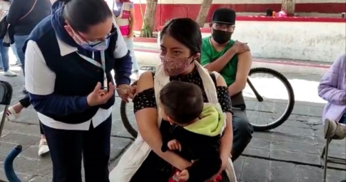 "Me vacuno para proteger a mis hijos", Abigail acude por su vacuna contra Covid-19 en Neza