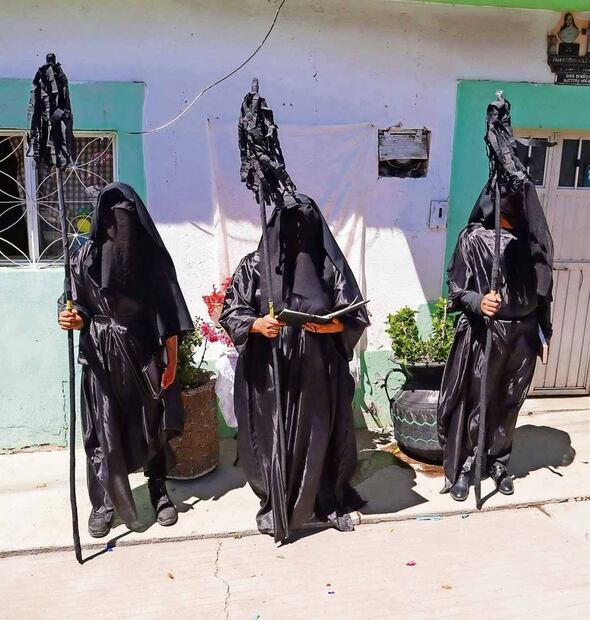 Los jueces de La Judea, quienes usan vestimentas negras y el rostro cubierto, son los encargados de poner orden. Antes encarcelaban a quienes no respetaban la solemnidad de la celebración. (14/04/2025) Foto: Kris Flores