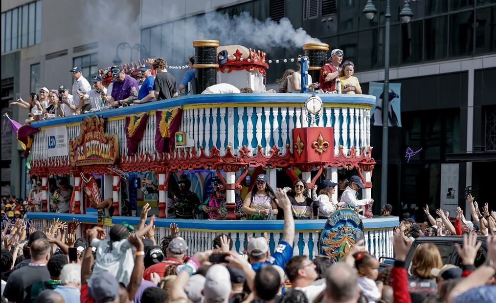 Miles de personas participan este sábado 8 de febrero de 2025 en el gran desfile del Super Bowl LIX en el que se enfrentarán los Chiefs de Kansas City contra las Águilas de Philadelphia, en el Caesars Superdome en Nueva Orleans. Foto: EFE