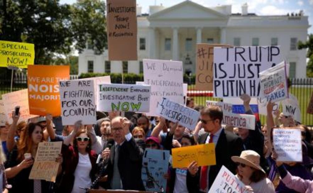 Protestan frente a la Casa Blanca por despido de Comey