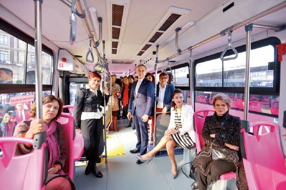 En ceremonia efectuada en el Zócalo capitalino, el jefe de Gobierno Miguel Ángel Mancera dio el banderazo de salida a las nuevas unidades del sistema de transporte público Atenea (TOMADA DE TWITTER)