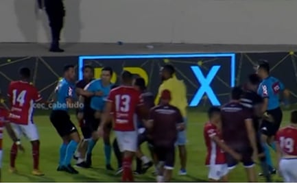 VIDEO: Un árbitro es agredido por presidente, jugadores y aficionados de un equipo durante la Copa de Brasil