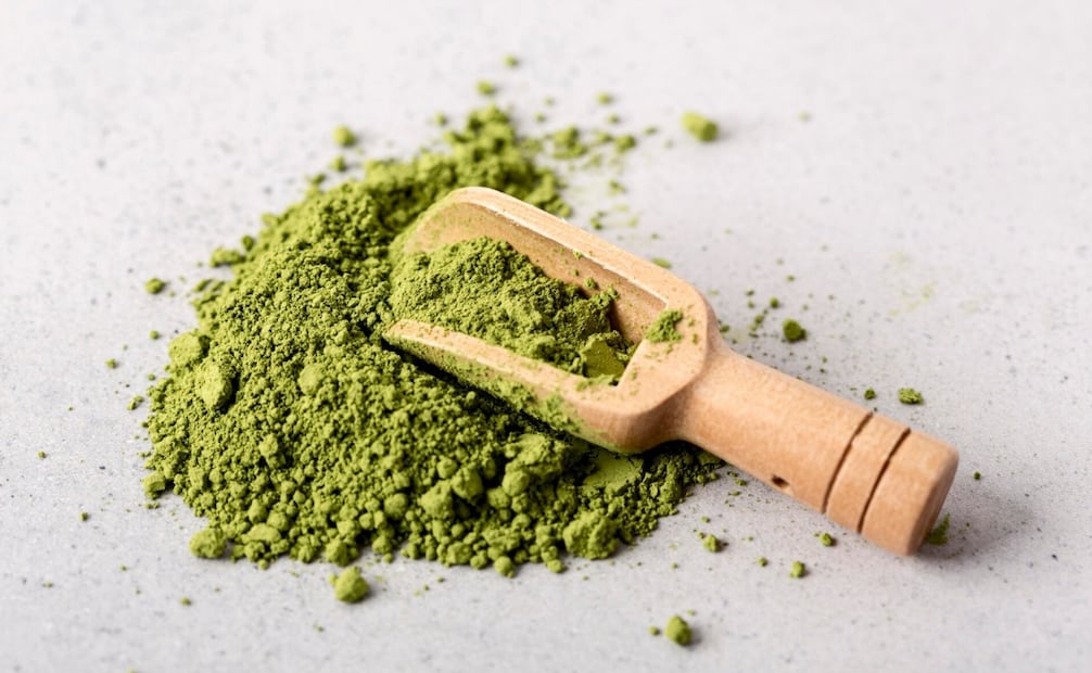 Vendido en paquetes de 20 gramos, el polvo verde cuesta entre 25 y más de 100 dólares, según la variedad elegida. Foto: Freepik