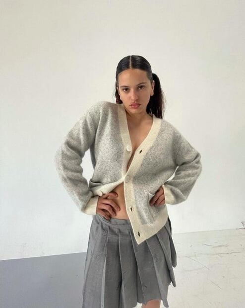 Rosalía impone tendencia con falda tableada ideal para verano