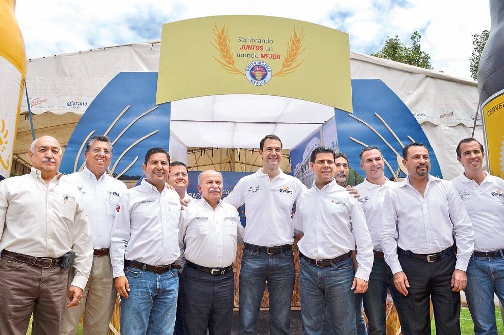 Ricardo Tadeu, director general de Grupo Modelo, que aparece en la imagen junto con autoridades, aseguró que para el siguiente año, se producirá cebada en más de 100 mil hectáreas en territorio zacatecano (CORTESÍA)