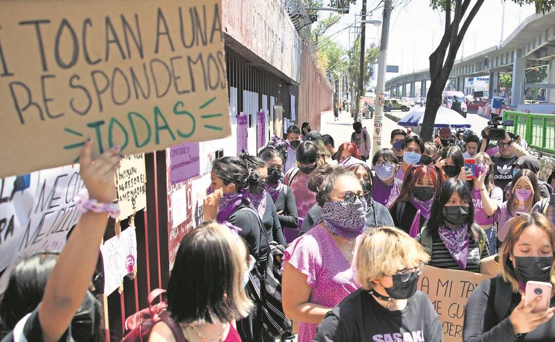 Alumnas protestaron en la Voca 7 para esclarecer el caso. Foto: Germán Espinosa/EL UNIVERSAL