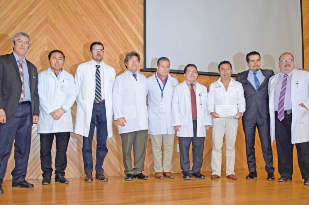 Médicos y autoridades del Hospital Regional de Alta Especialidad de Oaxaca le entregaron al hijo de la mujer donante un reconocimiento (ISMAEL GARCÍA. EL UNIVERSAL)