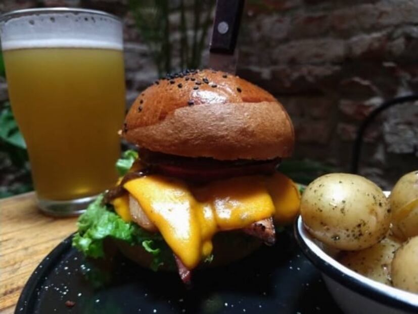 Esta hamburguesa chilanga trae suadero, salsa de pápalo y cuaresmeños asados