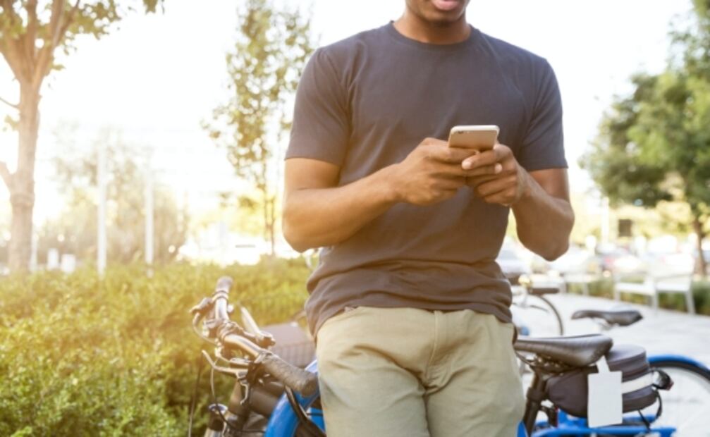 Cara de smartphone, así crece la papada por culpa del celular