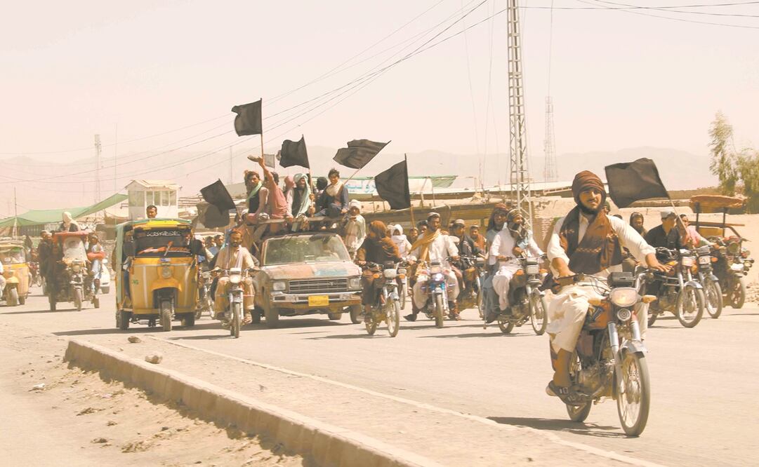Funcionarios de seguridad de Paquistán escoltan una ambulancia que transporta el cuerpo de un afgano que murió esperando la reapertura de la frontera, en Chaman. Foto: Akhter Gulfam/ EFE.