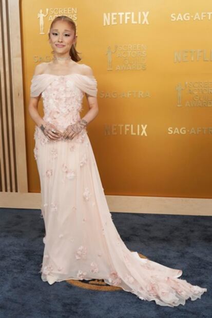 Ariana Grande con un vestido de Loewe. Foto: AP