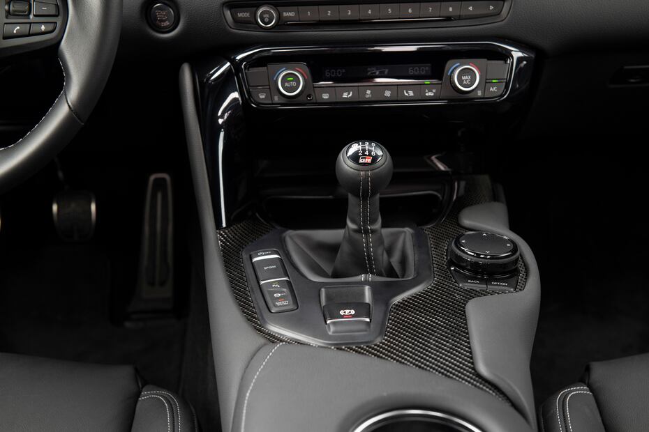 El Toyota supra llega con transmisión manual a México.