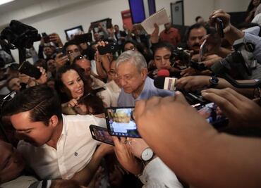 AMLO confronta a la prensa en Mexicali; dice no a entrevistas "banqueteras"