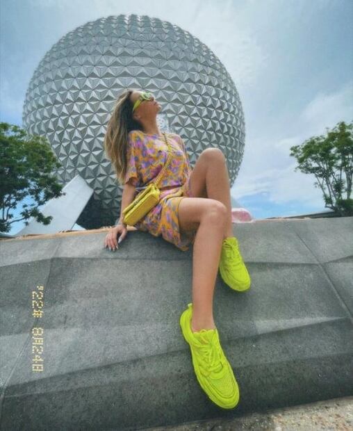 Belinda luce lentes neón Balenciaga y te decimos cuánto cuestan