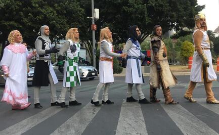 "Spamalot" deja el teatro y se va a las calles de la CDMX; elenco recrea icónica foto de los Beatles