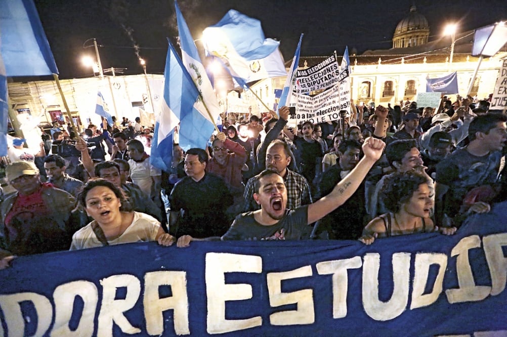 Manifestantes gritaban consignas contra el gobierno, en una marcha el sábado pasado para demandar la renuncia del presidente Otto Pérez Molina, en Guatemala (JORGE DAN LOPEZ. REUTERS)