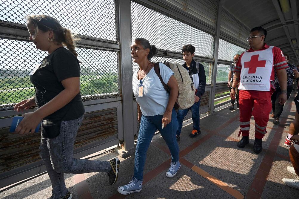 Los migrantes cruzan el Puente Internacional Matamoros-Brownsville después de obtener una cita para ingresar legalmente a Estados Unidos en Matamoros, Tamaulipa, el 12 de mayo. Foto: AFP