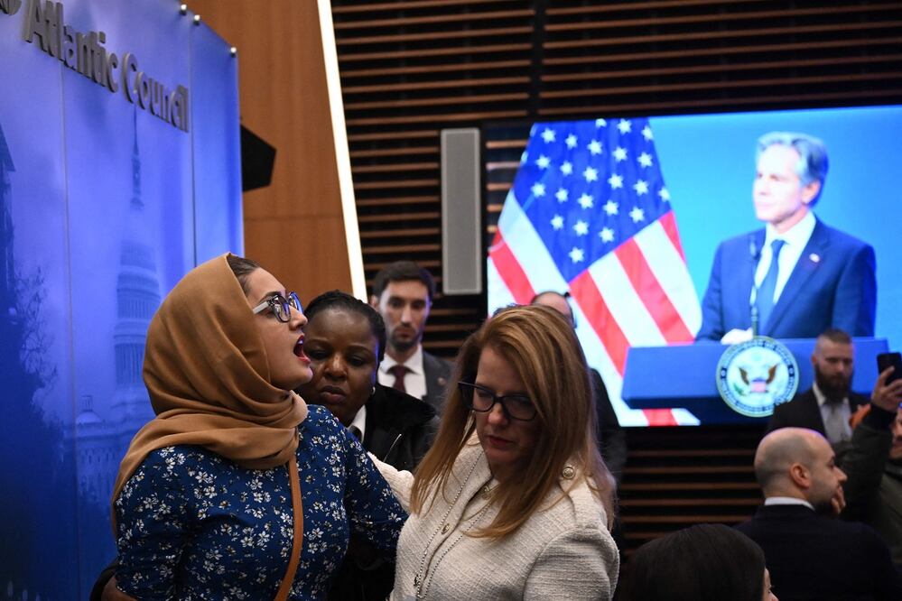 Un manifestante propalestino es retirado de la sala mientras el secretario de Estado de EU, Antony Blinken, habla en el Consejo Atlántico en Washington, DC. (14/01/25) Foto: AFP