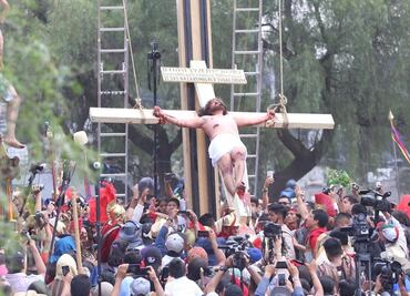 Finaliza crucifixión de Cristo en Iztapalapa