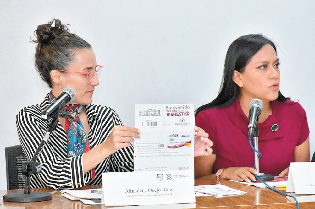 Almudena Ocejo Rojo (izq.), titular de la Sibiso, y Ariadna Montiel, subsecretaria de la Secretaría de Bienestar, dieron detalles sobre el proceso de entrega de los apoyos a los adultos mayores de la Ciudad de México. Foto: ESPECIAL