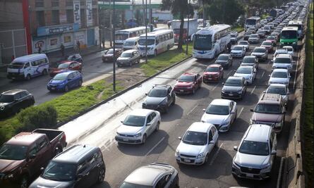 FOTOS: De nuevo colapsa la calzada Zaragoza tras un socavón que se formó en carriles centrales al AICM