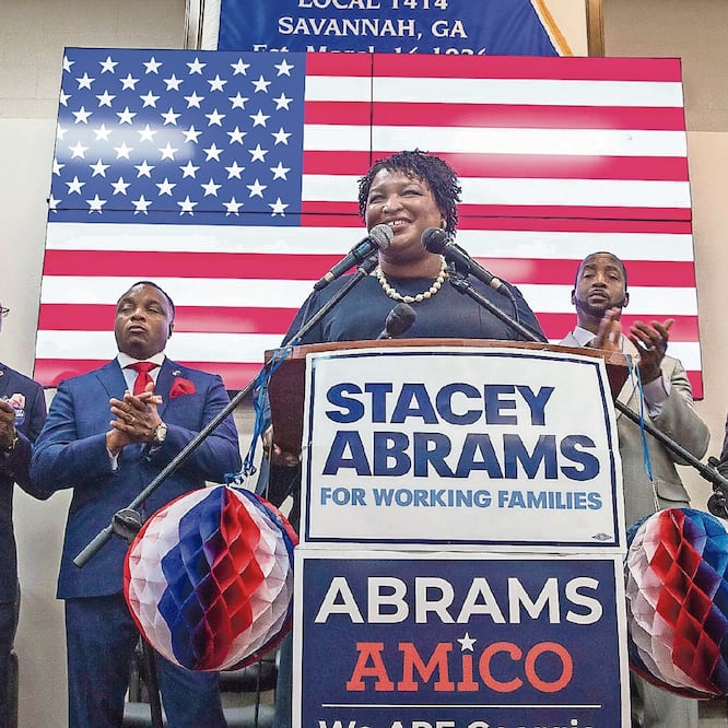 La candidata demócrata a la gubernatura de Georgia, Stacey Abrams, habla en el Longshoremen Union Hall durante un mitin de Get Out The Vote en Savannah, Georgia. De ganar la elección de hoy, se convertiría en la primera gobernadora afroamericana. Foto: AP