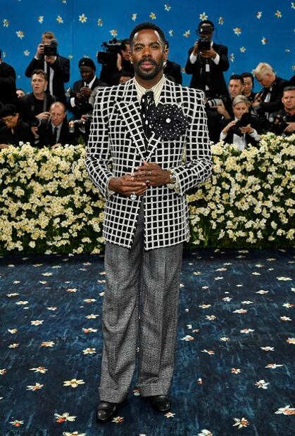 Colman Domingo tras quitarse la capa con la que llegó. Foto: Evan Agostini / AP