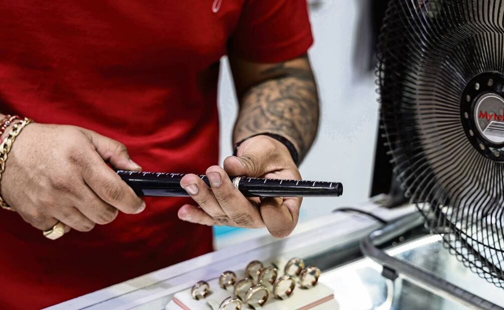 Los clientes buscan sortijas de diferente
talla, diseño y piedra, la más representativa: el diamante. Foto: Gabriel Pano / EL UNIVERSAL