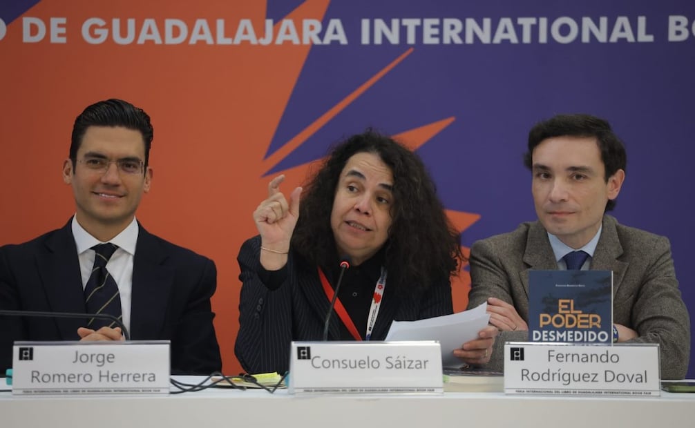 Jorge Romero, Consuelo Sáizar y Fernando Rodríguez Doval durante la presentación de los libros “El poder desmedido: cómo se desmanteló la democracia en México” y “27 Reglas del Líder Humanista” en la FIL Guadalajara este domingo 30 de noviembre de 2025. Foto: Gabriel Pano/ EL UNIVERSAL