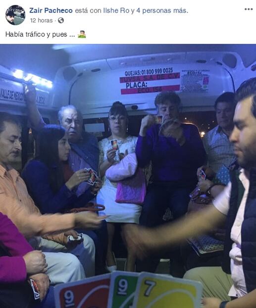 Captan en video a pasajeros de combi que juegan UNO 