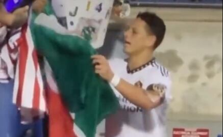 VIDEO. Critican a Chicharito Hernández por arrojar bandera de México al piso