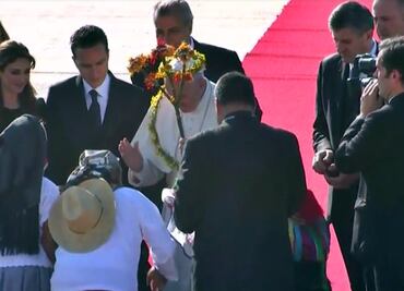 Indígenas entregan a Papa bastón de mando y flores