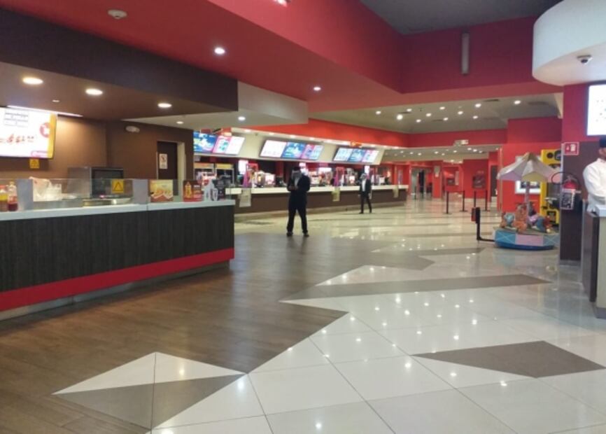 Aprovechan algunos que no hay gente para acudir al cine