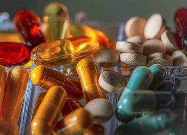 Primeros medicamentos diseñados por IA serán ensayados en un año, según premio Nobel; destaca beneficios de esta tecnología